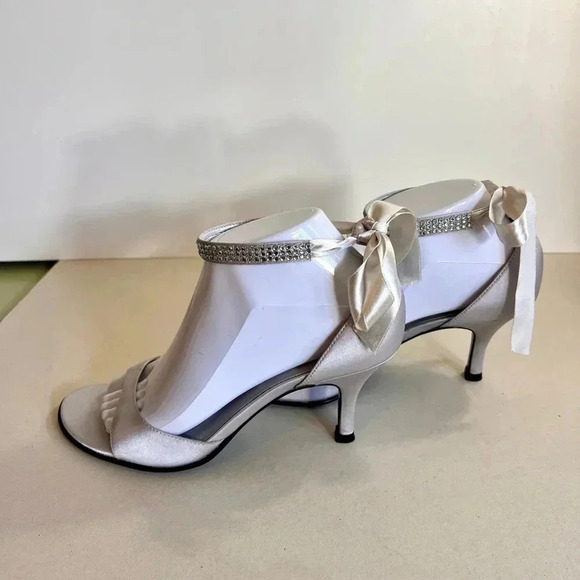 New in box Women's Colorifics Sandals, Silver, Size 8 M - Picture 6 of 15